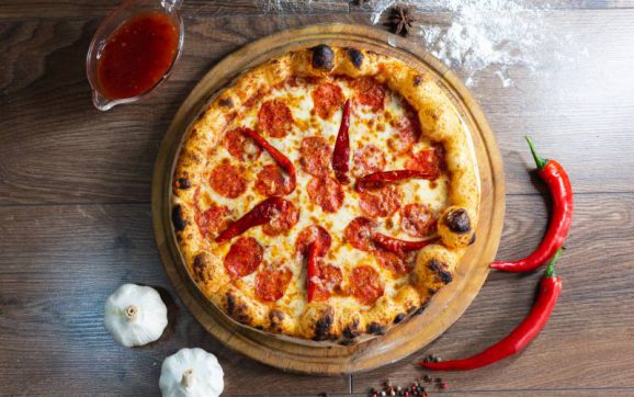 Pizza na świecie – różnice i podobieństwa w przygotowywaniu pizzy w różnych krajach.
