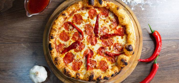 Pizza na świecie – różnice i podobieństwa w przygotowywaniu pizzy w różnych krajach.