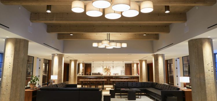 Rola oświetlenia do hoteli w marketingu sensorycznym – światło jako narzędzie budowania marki