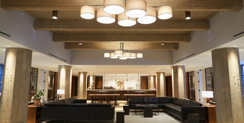 Rola oświetlenia do hoteli w marketingu sensorycznym – światło jako narzędzie budowania marki