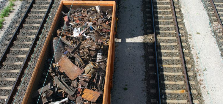 Jak przewidzieć zmiany cen złomu? Praktyczne wskazówki dla sprzedających